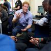 Le prince Harry rencontrait le 21 juillet 2014 à la Bethnal Green Academy, dans l'est de Londres, soixante jeunes choisis pour être les ''champions des médias numériques'' dans la promotion des Invictus Games qui auront lieu en septembre.