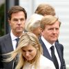 Le roi Willem-Alexander et la reine Maxima des Pays-Bas, suivis par le Premier ministre Mark Rutte, sont apparus bouleversés et très marqués au sortir d'un rassemblement avec les familles des victimes du vol MH17 de la Malaysian Airlines le 21 juillet 2014 à Nieuwegein.
