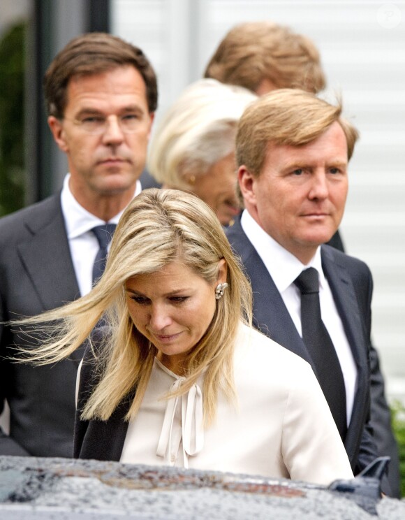 Le roi Willem-Alexander et la reine Maxima des Pays-Bas, suivis par le Premier ministre Mark Rutte, sont apparus bouleversés et très marqués au sortir d'un rassemblement avec les familles des victimes du vol MH17 de la Malaysian Airlines le 21 juillet 2014 à Nieuwegein.