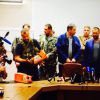 Le Premier ministre de la république auto-proclamée de Donetsk, Alexander Borodai, et les séparatistes pro-russes ont remis les boîtes noires de l'avion MH 17 à des responsables de la Malaysian Airlines lors d'une conférence de presse à Donetsk dans la nuit du 21 au 22 juillet 2014.