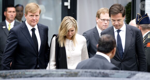La reine Maxima des Pays-Bas, entre son époux le roi Willem-Alexander et le Premier ministre Mark Rutte, est apparue très affectée au sortir d'un rassemblement avec les familles des victimes du vol MH17 de la Malaysian Airlines le 21 juillet 2014 à Nieuwegein.