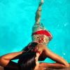 Emily Ratajkowski se prélasse dans sa piscine, en Italie. Juillet 2014