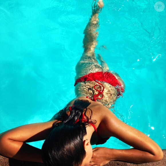 Emily Ratajkowski se prélasse dans sa piscine, en Italie. Juillet 2014