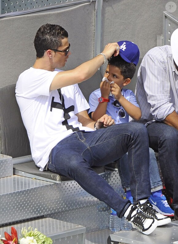 Cristiano Ronaldo, papa prévenant avec son fils Cristiano Jr. lors du Master 1000 de Madrid le 8 mai 2014 à la Caja Magica de Madrid
