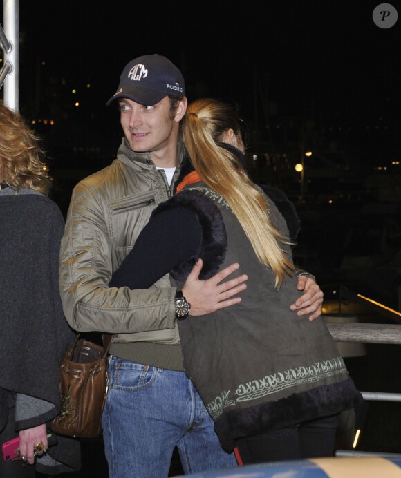 Pierre Casiraghi dit au revoir à sa compagne Beatrice Borromeo avant de prendre le départ du 16e rallye historique de Monte-Carlo, le 27 janvier 2013 à Monaco