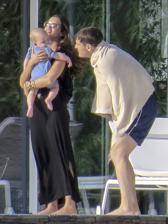 Iker Casillas, sa sublime Sara Carbonero et leur petit Martin en vacances dans la région de l'Algarve au Portugal, le 5 juillet 2014