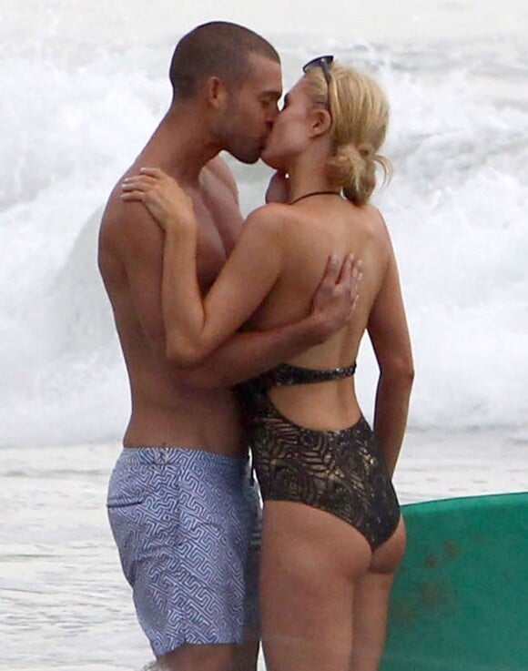 Paris Hilton embrasse un mystérieux inconnu sur la plage à Malibu, le 27 juillet 2014. 