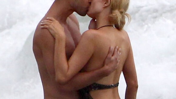 Paris Hilton, baisers caliente avec un bel inconnu : Quid de River Viiperi ?