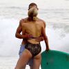 Paris Hilton embrasse un mystérieux inconnu lors d'une virée à la plage de Malibu, le 27 juillet 2014.