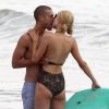 Paris Hilton embrasse un mystérieux inconnu lors d'une virée sur la plage à Malibu, le 27 juillet 2014.