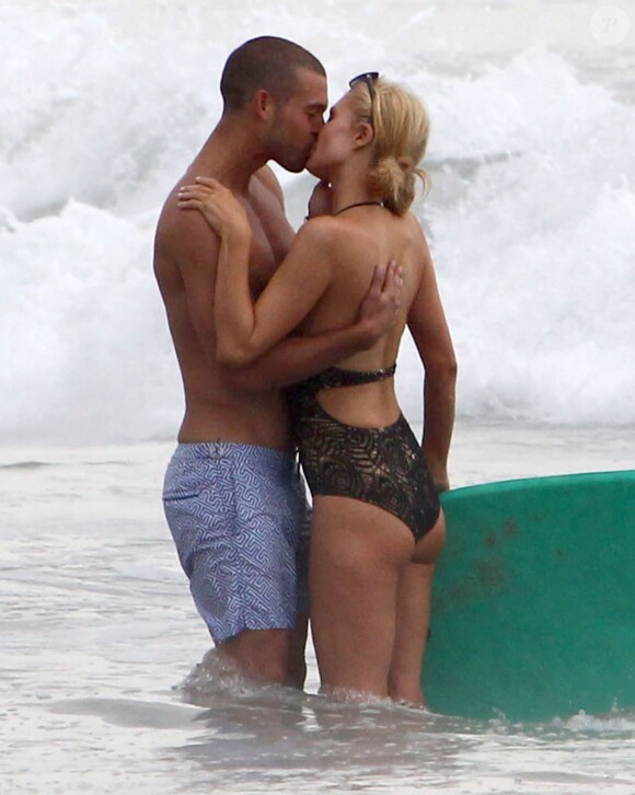 Paris Hilton embrasse un mystérieux inconnu sur la plage à Malibu, le 27 juillet 2014.
