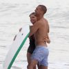 Paris Hilton embrasse un mystérieux inconnu sur la plage à Malibu, le 27 juillet 2014. 