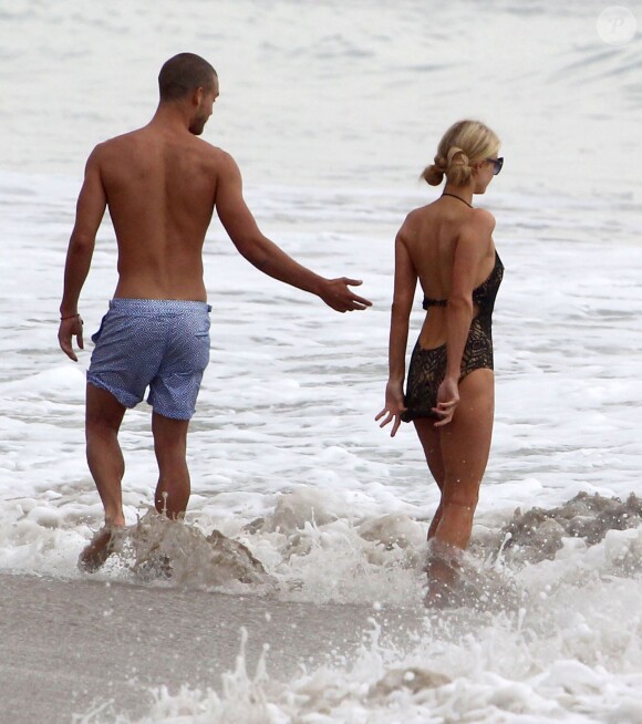 Paris Hilton embrasse un mystérieux inconnu sur la plage à Malibu, le 27 juillet 2014. 