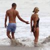 Paris Hilton avec un mystérieux inconnu sur la plage à Malibu, le 27 juillet 2014. 