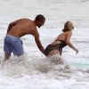 Paris Hilton avec un mystérieux inconnu sur la plage à Malibu, le 27 juillet 2014. 