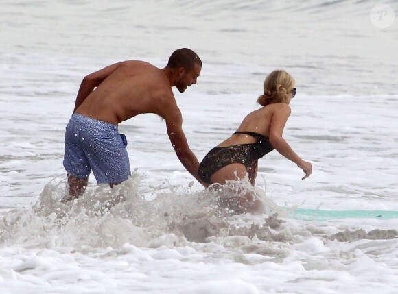 Paris Hilton avec un mystérieux inconnu sur la plage à Malibu, le 27 juillet 2014. 