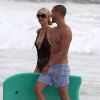 Paris Hilton en compagnie d'un mystérieux inconnu sur la plage à Malibu, le 27 juillet 2014. 