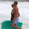Paris Hilton embrasse un mystérieux inconnu sur la plage à Malibu, le 27 juillet 2014.