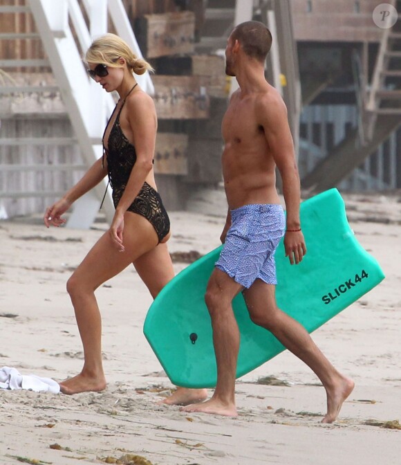 Paris Hilton embrasse un mystérieux inconnu sur la plage à Malibu, le 27 juillet 2014.