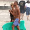 Paris Hilton embrasse un mystérieux inconnu sur la plage à Malibu, le 27 juillet 2014.