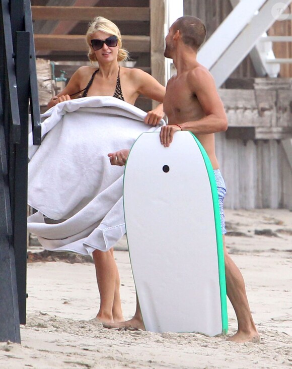 Paris Hilton avec un mystérieux inconnu sur la plage à Malibu, le 27 juillet 2014. 