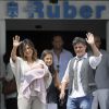 Le chanteur espagnol Alejandro Sanz et sa femme Raquel Perera sont aux anges. Ils ont  présenté leur fille Alma à la sortie de la maternité à Madrid, le 28 juillet 2014.
