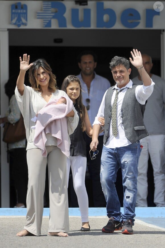 Le chanteur espagnol Alejandro Sanz et sa femme Raquel Perera sont aux anges. Ils ont  présenté leur fille Alma à la sortie de la maternité à Madrid, le 28 juillet 2014.