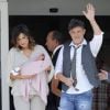 Le chanteur espagnol Alejandro Sanz et sa femme Raquel Perera présentent leur fille Alma à la sortie de la maternité à Madrid, le 28 juillet 2014.