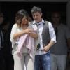 Le chanteur espagnol Alejandro Sanz et sa femme Raquel Perera présentent leur fille Alma à la sortie de la maternité à Madrid, le 28 juillet 2014.