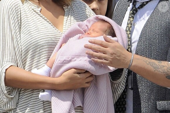 Le chanteur espagnol Alejandro Sanz et sa femme Raquel Perera ont présenté leur fille Alma (née le 24 juillet) à la sortie de la maternité à Madrid, le 28 juillet 2014.