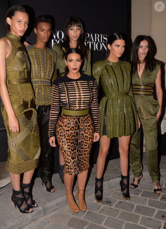 Kim Kardashian et les mannequins Kendall Jenner, Binx Walton, Kayla Scott, Issa Lish et Amanda Wells à Paris, le 9 juillet 2014.