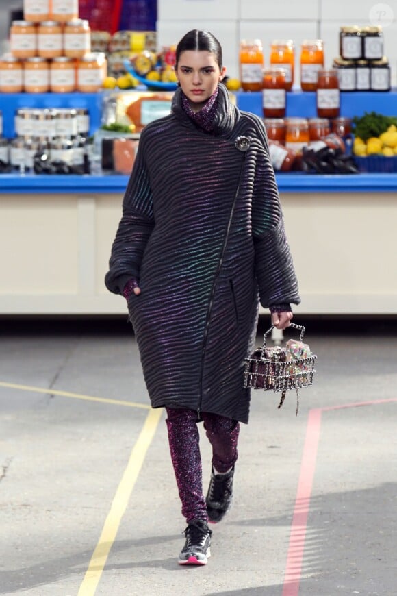 Kendall Jenner défile pour Chanel à Paris. Le 4 mars 2014.