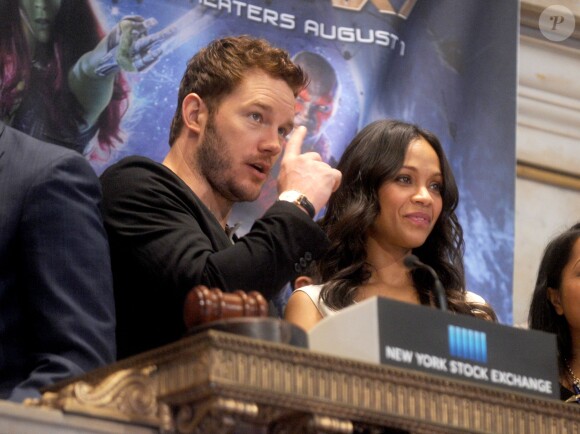 Chris Pratt et Zoe Saldana sonnent l'ouverture du New York Stock Exchange à New York le 29 juillet 2014.