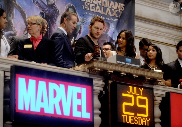 Chris Pratt et Zoe Saldana sonnent l'ouverture du New York Stock Exchange à New York le 29 juillet 2014.