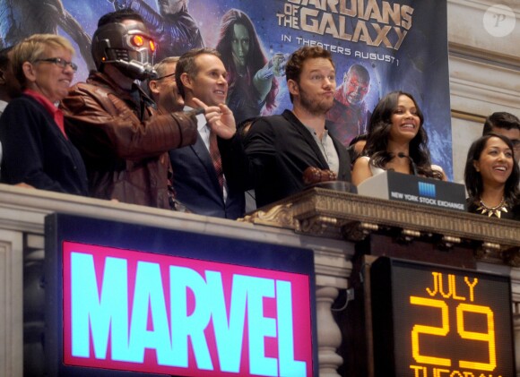 Chris Pratt et Zoe Saldana sonnent l'ouverture du New York Stock Exchange à New York le 29 juillet 2014.