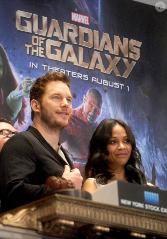 Chris Pratt et Zoe Saldana sonnent l'ouverture du New York Stock Exchange à New York le 29 juillet 2014.