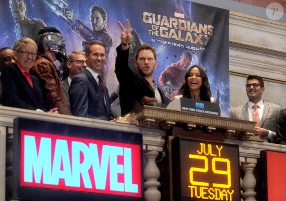 Chris Pratt et Zoe Saldana sonnent l'ouverture du New York Stock Exchange à New York le 29 juillet 2014.