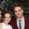 Kristen Stewart et Robert Pattinson à Los Angeles pour la première du film Twilight "Hésitation" le 24 juin 2010