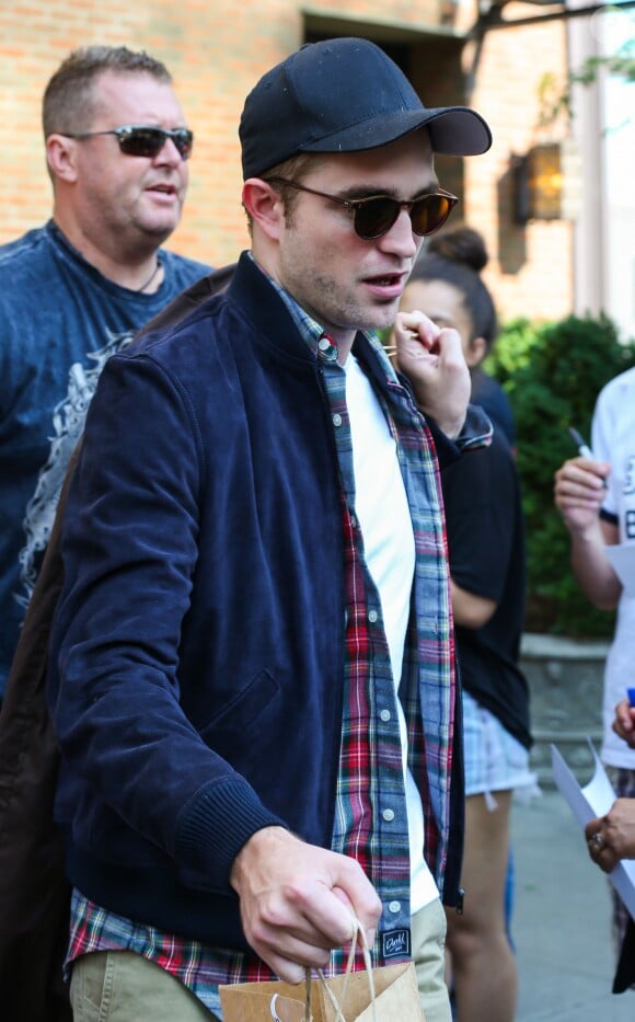 Robert Pattinson quitte son hôtel à New York le 17 juin 2014.