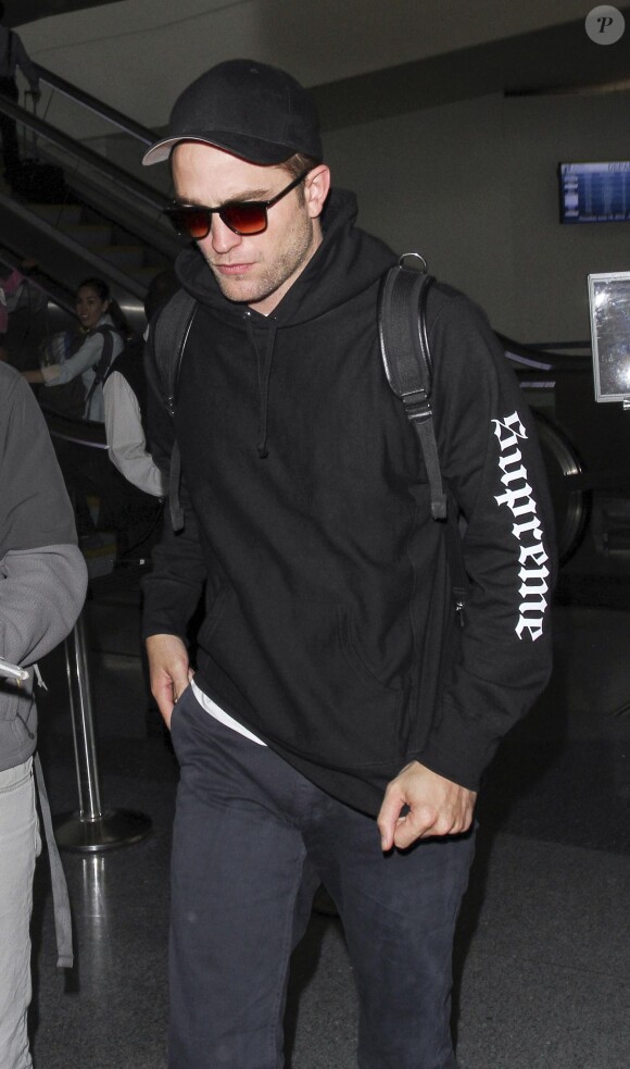 Robert Pattinson à l'aéroport de Los Angeles le 19 juin 2014