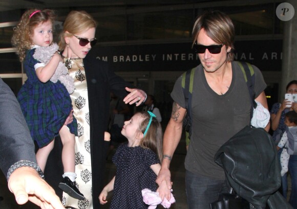Nicole Kidman, son mari Keith Urban et leurs filles Sunday et Faith arrivent à l'aéroport LAX de Los Angeles le 2 juillet 2014