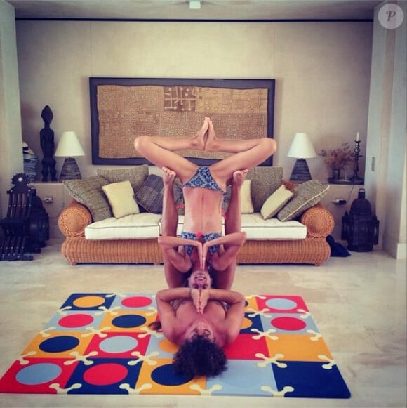 Carles Puyol et Vaneza Lorenzo s'essaient à l'équilibrisme, à Ibiza, photo publiée sur le compte Instagram de Carles Puyol, le 28 juin 2014