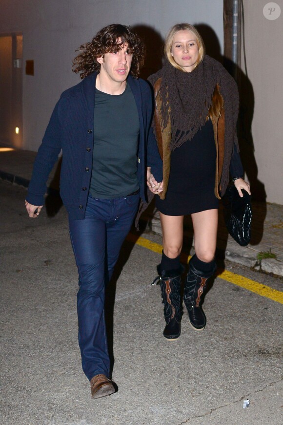 Carles Puyol et sa compagne Vanessa Lorenzo, enceinte à Barcelone le 22 janvier 2014