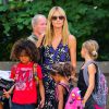 Heidi Klum et ses enfants Leni et Henry se promènent à Central Park à New York, le 11 juillet 2014. 