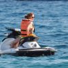 Lindsay Lohan fait du jet ski pendant ses vacances à Ibiza, le 30 juillet 2014.