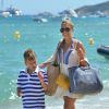 Sylvie Meis et son fils Damian sur la plage du club 55 à Ramatuelle, près de Saint-Tropez. Le 31 juillet 2014.