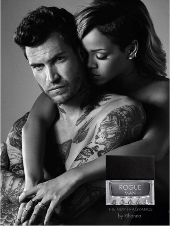 Rihanna, enivrée par un beau gosse tatoué sur le visuel de Rogue Man, son premier parfum pour hommes.
