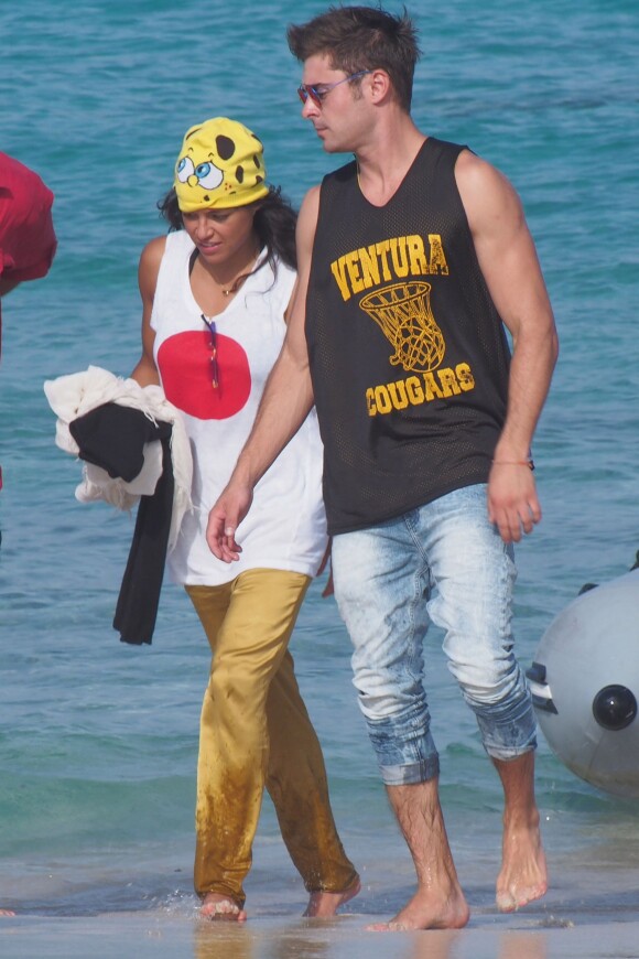 L'actrice Michelle Rodriguez et Zac Efron sont avec des amis en vacances à Ibiza, le 2 août 2014.