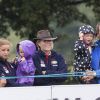 Peter Phillips sa femme Autumn avec leurs filles Savannah (3 ans) et Isla (2 ans) regardant le passage de Zara Phillips sur High Kingdom lors du 2e jour du Festival du concours complet britannique à Gatcombe Park, le 2 août 2014.