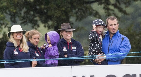 Peter Phillips sa femme Autumn avec leurs filles Savannah (3 ans) et Isla (2 ans) regardant le passage de Zara Phillips sur High Kingdom lors du 2e jour du Festival du concours complet britannique à Gatcombe Park, le 2 août 2014.